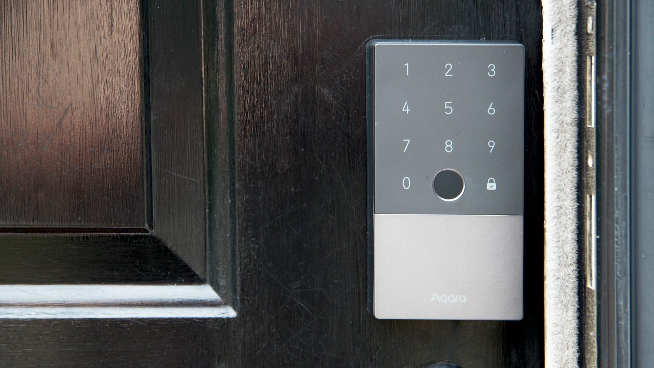Smart lock Aqara U100 installed on the door