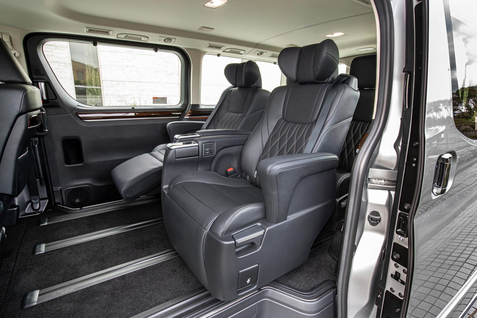 Price and specifications Toyota Granvia 2023