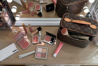 Convenient makeup bag