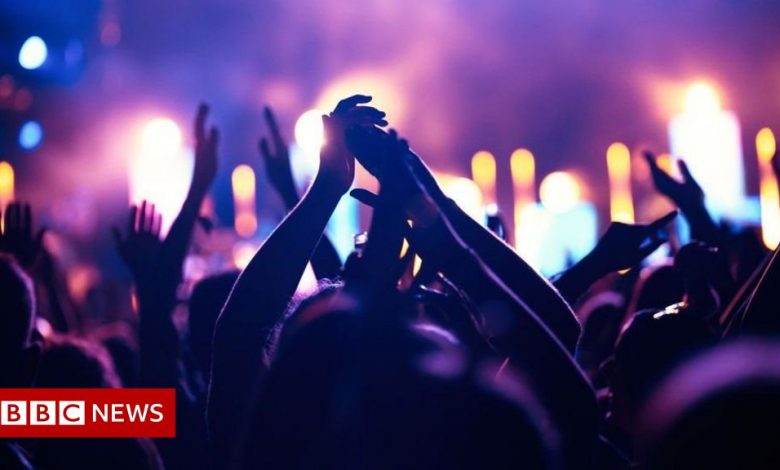 Covid-19: Nightclubs reopen in Northern Ireland as restrictions ease