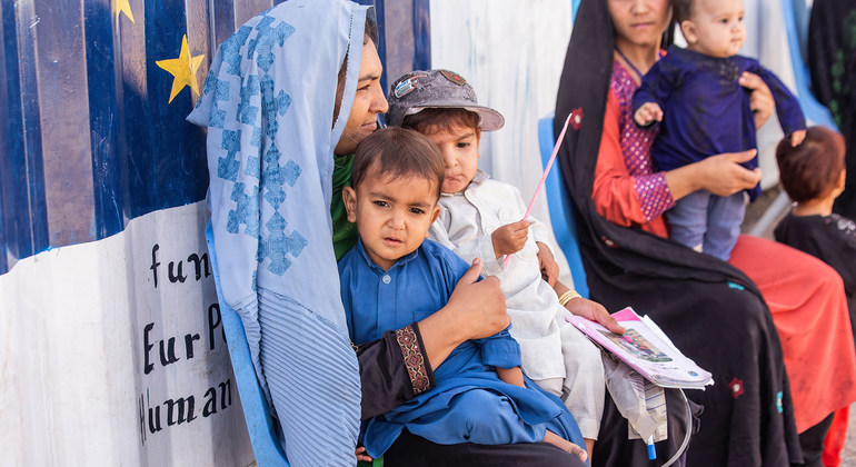 Afghanistan: Reuniting families on the run should be priority, urges UNHCR |