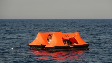 Greece: Crippled ship with 400 migrants heads for safe port