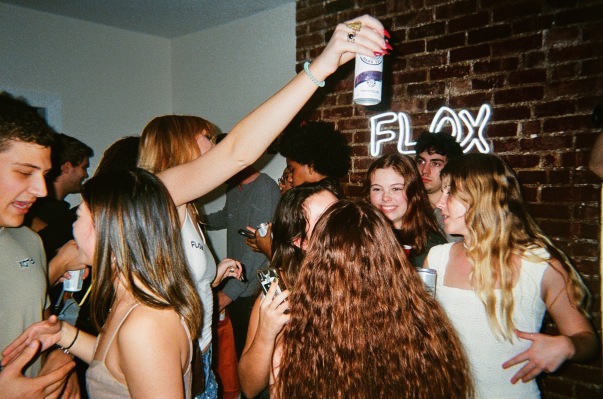 Flox, an app to help friend groups meet each other, is wooing college students in NYC – TechCrunch