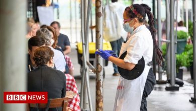 US sees sharp jobs growth and higher wages