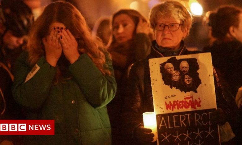 Polish abortion law protests over woman's hospital death