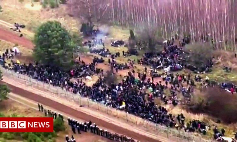 Hundreds of migrants at Poland-Belarus border