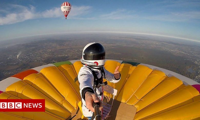 Watch as hot air balloonist breaks world record