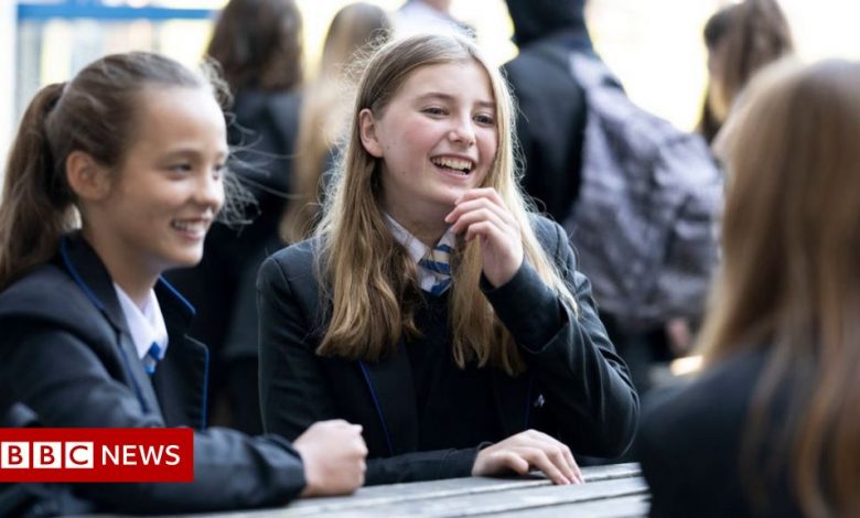 Schools in England ask to limit the cost of uniforms
