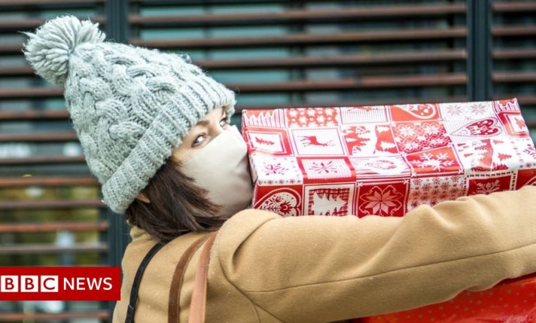 Early Christmas shopping boosts retail sales in October