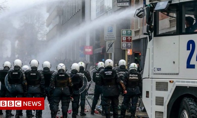 Covid: Water cannons and tear gas fired at protesters in Belgium