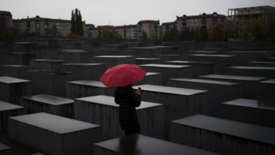 Berlin police chief sorry for Holocaust memorial push-ups
