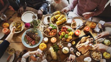 Should you go to Thanksgiving dinner with your unvaccinated uncle? Experts help make the decision