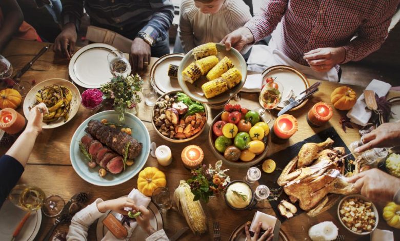 Should you go to Thanksgiving dinner with your unvaccinated uncle? Experts help make the decision