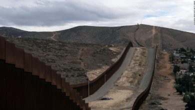 Mexican authorities find 600 migrants hidden in two trailers in Veracruz