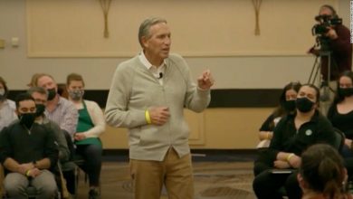 Howard Schultz tells a story about the Holocaust to tout Starbucks' benefits