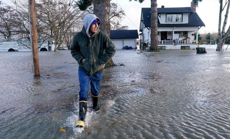 Flooding in Washington State alters hundreds and closes I-5