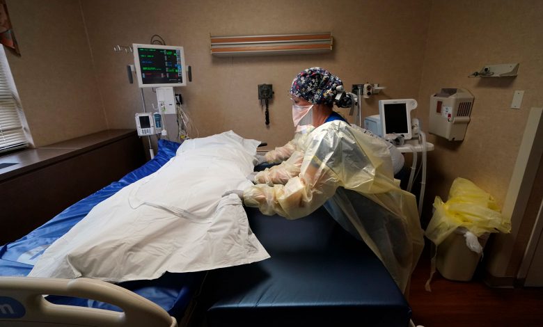 Medical staff move the body of a patient who died from Covid-19 in Shreveport, Louisiana, on August 18.