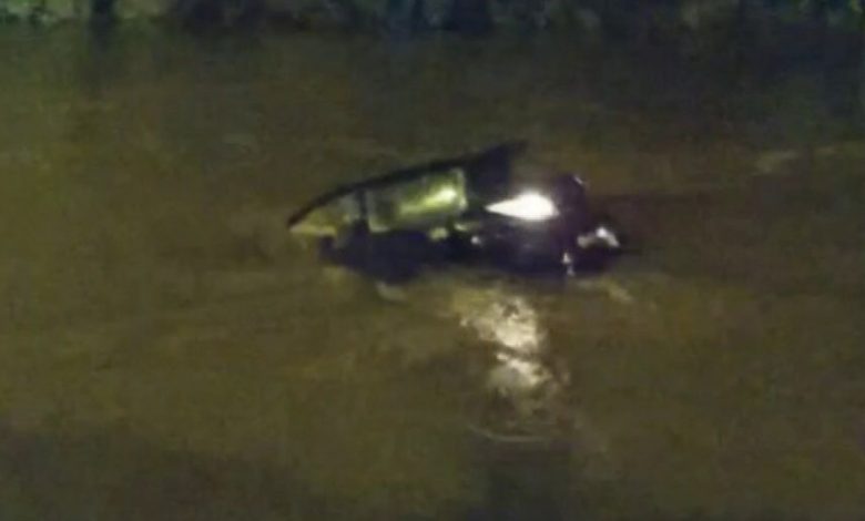 Muncie officers rescue woman from sinking car in White River
