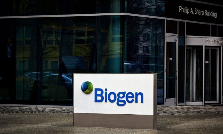 Biogen's controversial Alzheimer's drug is linked to patient deaths, just as the company presented its last study data