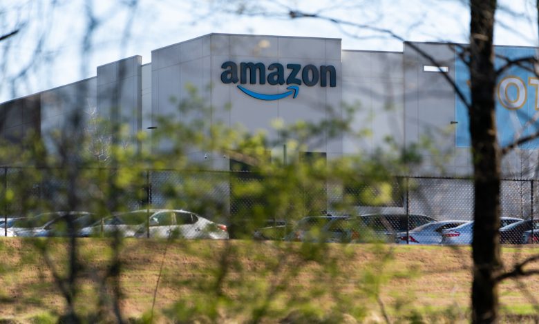 Amazon warehouse workers rejoin Alabama voting union: NPR