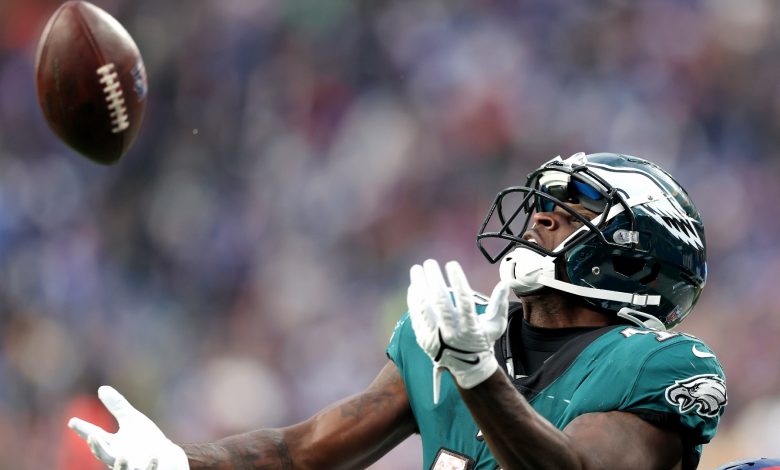 Eagles' Jalen Reagor drops two potential TD passes in the team's last minute before the Giants . loss