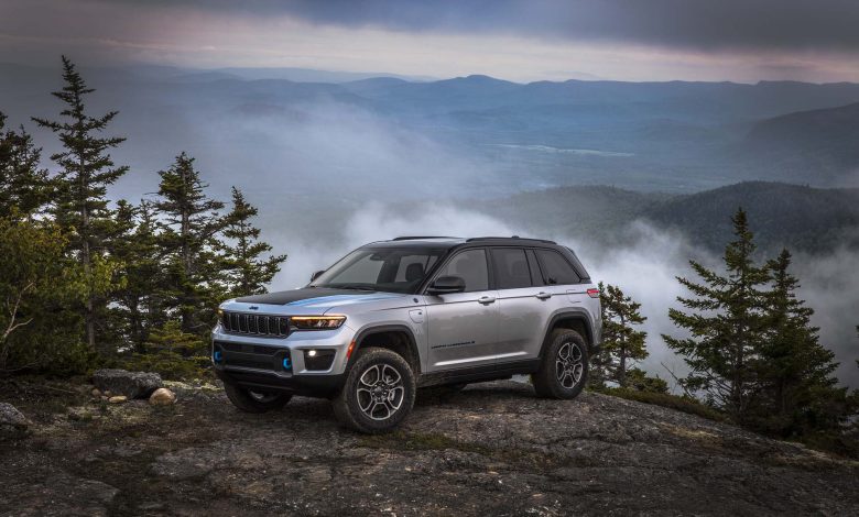 2022 Jeep Grand Cherokee 2-row costs $39,185, 4xe plug-in hybrid and V-8 on options list