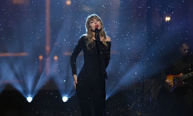 Taylor Swift Breaks SNL Convention With 'All Too Well'