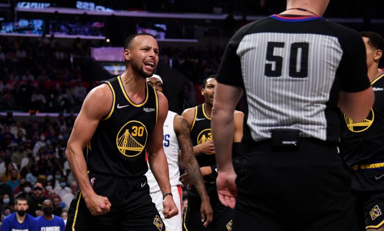 Steph Curry fouled the referee in the middle of a score explosion