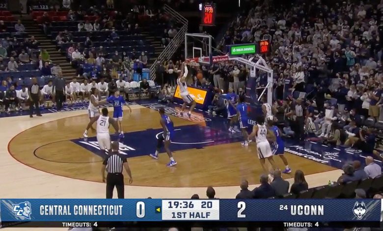 Tyrese Martin puts down dunk for UConn to take the early lead 4-0