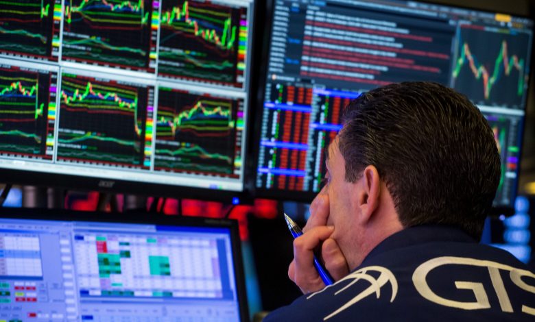 Portfolio manager picks stocks to offset omicron volatility