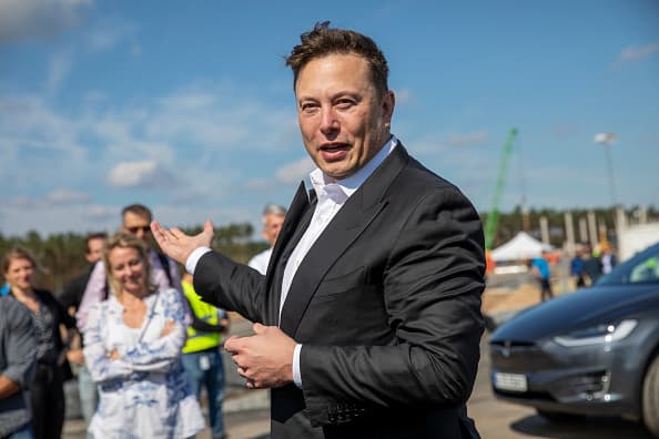 Elon Musk sells another $906.5 million in Tesla shares