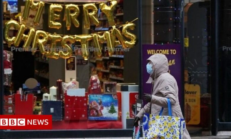Shoppers avoid city centers on Christmas Eve, figures show