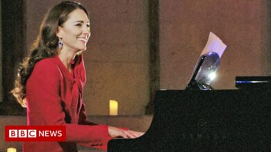 Kate surprises in concert with piano performance