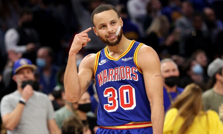 Warriors' Stephen Curry becomes first person to hit 3,000 3-pointers in his career, extending his own NBA record of 3-point streak