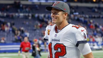 Tom Brady chats with HS basketball players after group messages accidentally go to the Buccaneers locker room