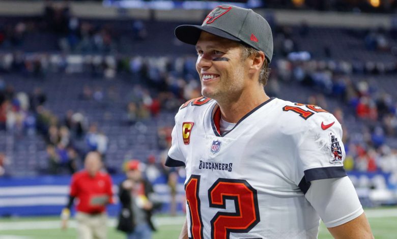Tom Brady chats with HS basketball players after group messages accidentally go to the Buccaneers locker room