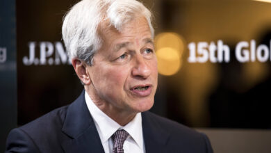Jamie Dimon Says Executives `` Shouldn't Be The One Who Likes To Pawn About It''