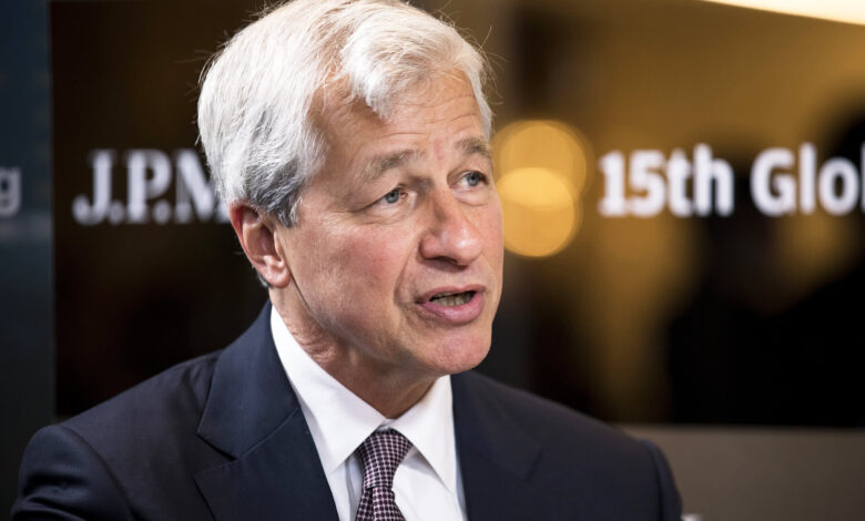 Jamie Dimon Says Executives `` Shouldn't Be The One Who Likes To Pawn About It''