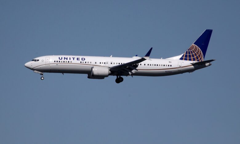 United Airlines offers pilots triple pay to ease flight disruptions omicron