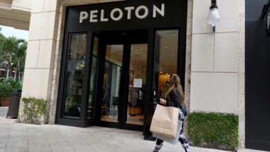 Activist investor Blackwells urges Peloton to fire CEO, probe sales
