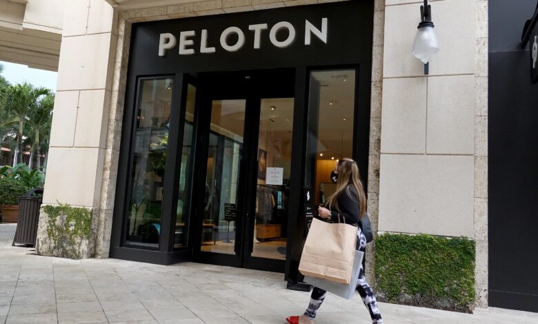 Activist investor Blackwells urges Peloton to fire CEO, probe sales