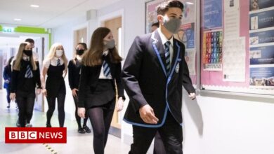 Covid: Students wear masks in classrooms in British high schools to confront Omicron