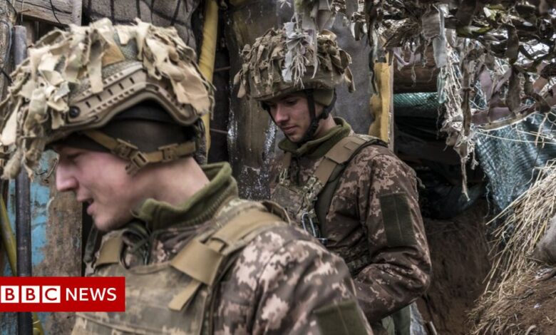 Ukraine tensions: US 'deadly aid' arrives in Kyiv amid border construction
