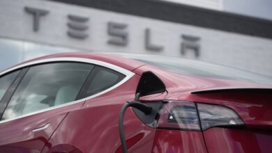 Tesla reports record earnings but has supply chain problems in 2022