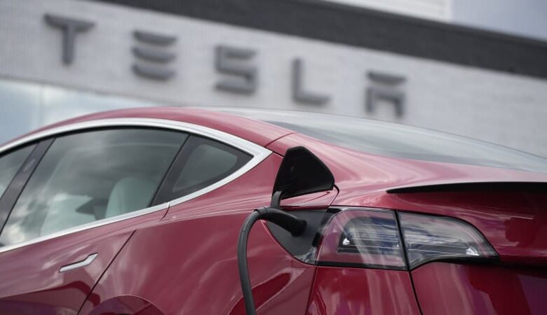 Tesla reports record earnings but has supply chain problems in 2022