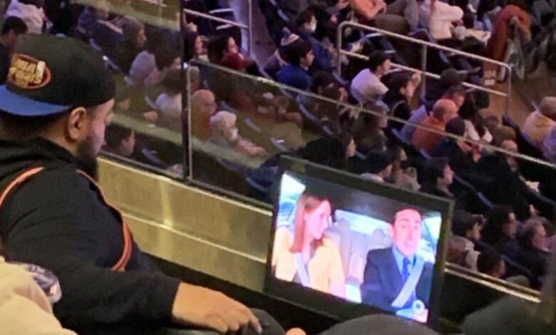 Knicks fans watch 'The Office' muted at Madison Square Garden rather than lose to the Pelicans