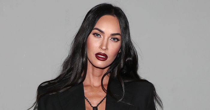 Megan Fox takes the style of $65 sneakers with the main winter coat trend