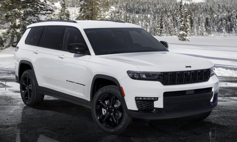 2022 Jeep Grand Cherokee L receives the blackness package at the Chicago Auto Show