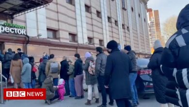 Russia: Long lines of people want to withdraw money in Moscow