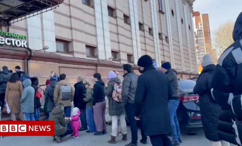 Russia: Long lines of people want to withdraw money in Moscow